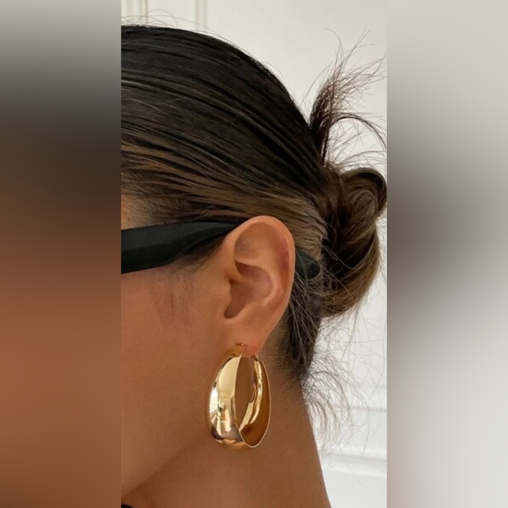 Elegant Gold Hoop Earrings Brand New - Picture 1 of 7